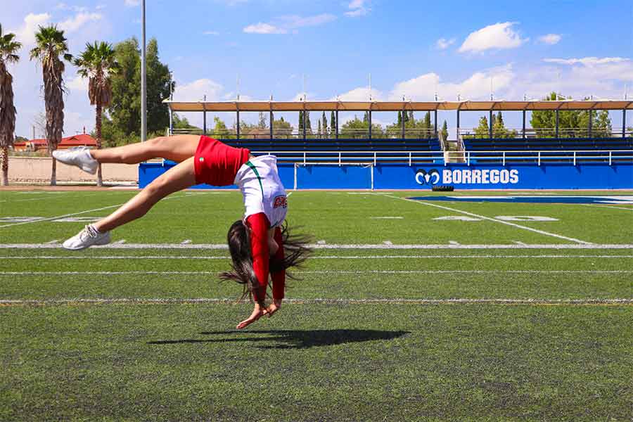 Equipo de Ana Karina Gallardo antes de su participación en el campeonato de porristas en Ciudad Juárez.