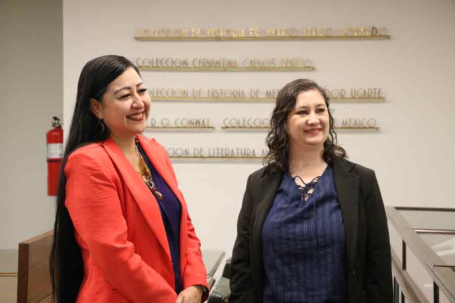 Ana Lucía Macías, directora nacional de Patrimonio Cultural, y Marcela Beltrán, directora de la Biblioteca Cervantina.