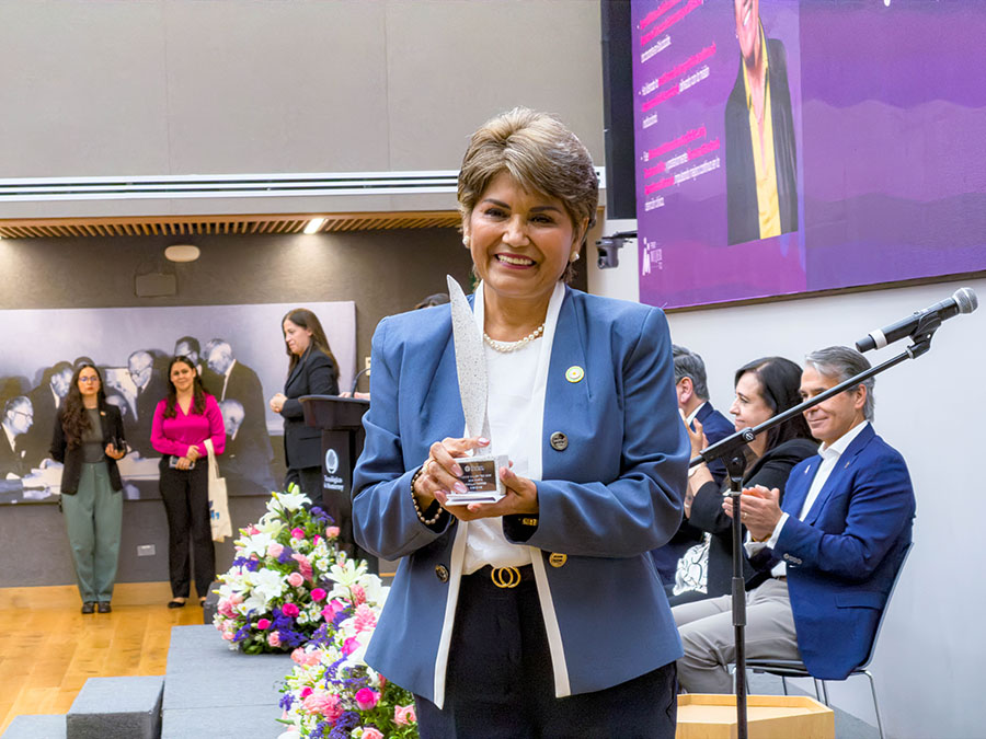 Ana María con su reconocimiento