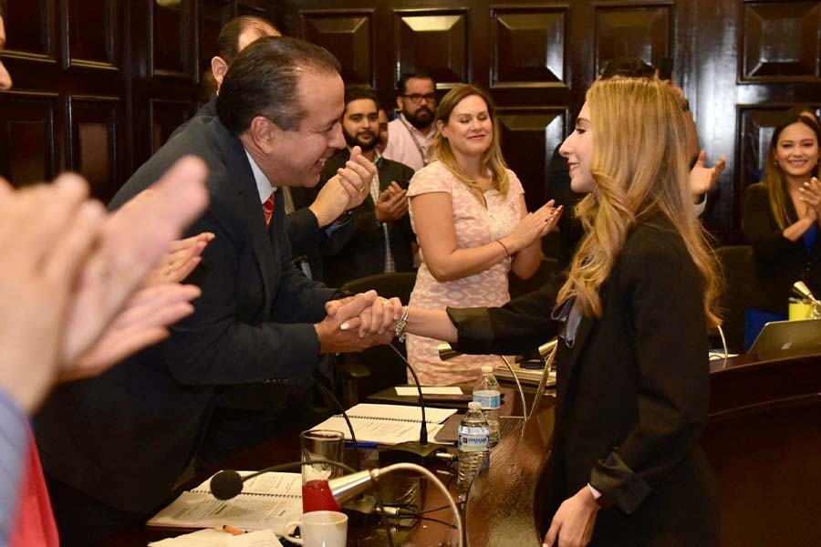 Presidente municipal de Hermosillo saluda a Ana Paula Villalvazo, alumna Tec y regidora