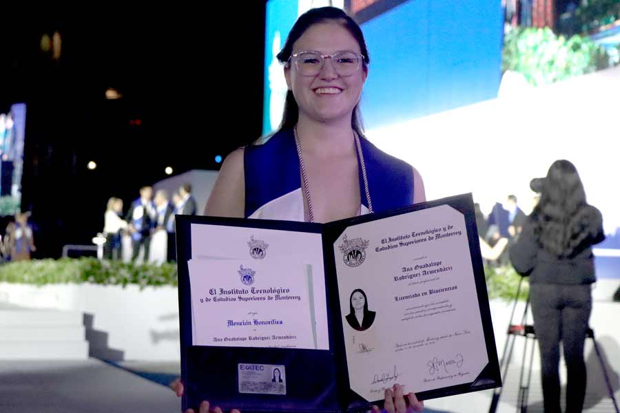 Ana Rodríguez durante su graduación en el Estadio Banorte, la casa de los Borregos.