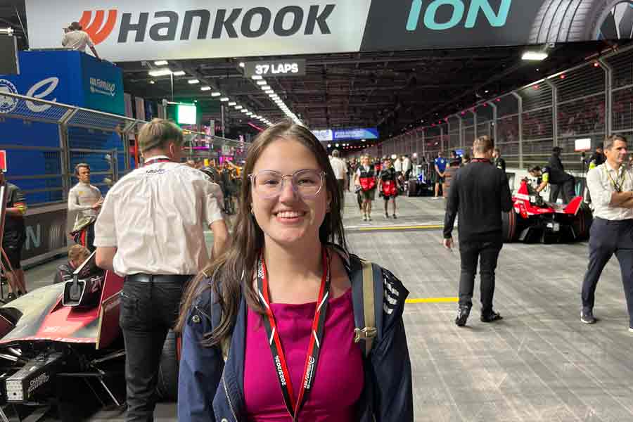 Ana Rodríguez en una pista de automovilismo.