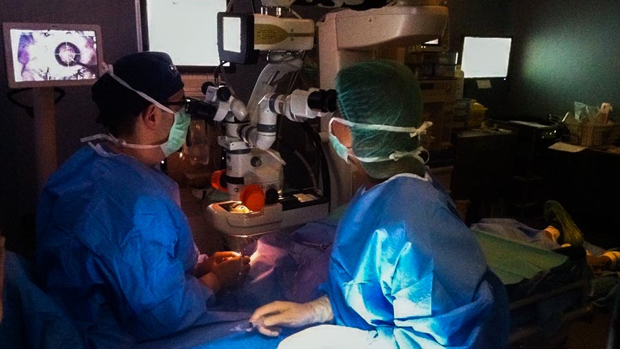 Doctores usando equipo médico sobre un paciente