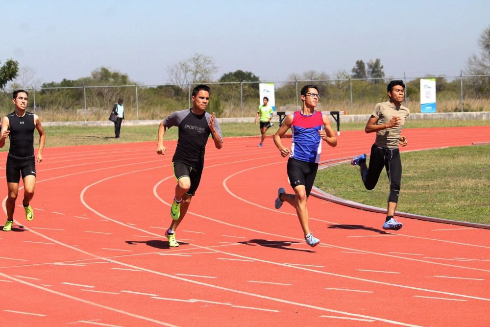 Andres Hots, alumno de PrepaTec, durante una competencia de atletismo.