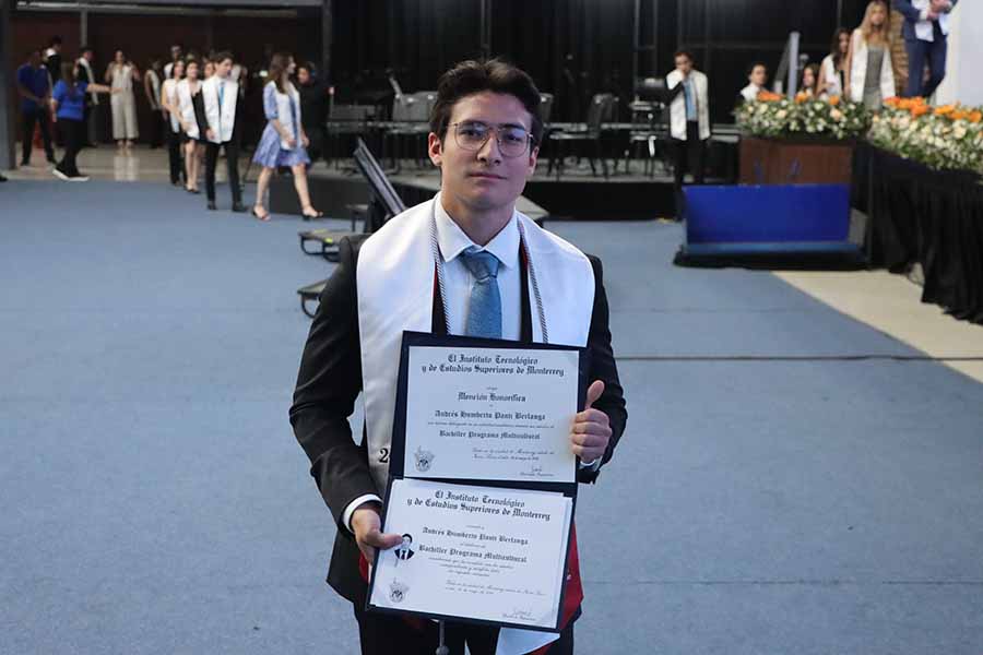 Andrés Panti, graduado de PrepaTec Santa Catarina con su título de prepa. 