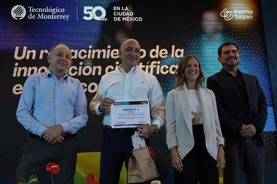 Andrey Zarur, profesor del MIT, junto a directivos del Tec de Monterrey durante la conferencia &ldquo;Un renacimiento de la innovaci&oacute;n cient&iacute;fica en M&eacute;xico.