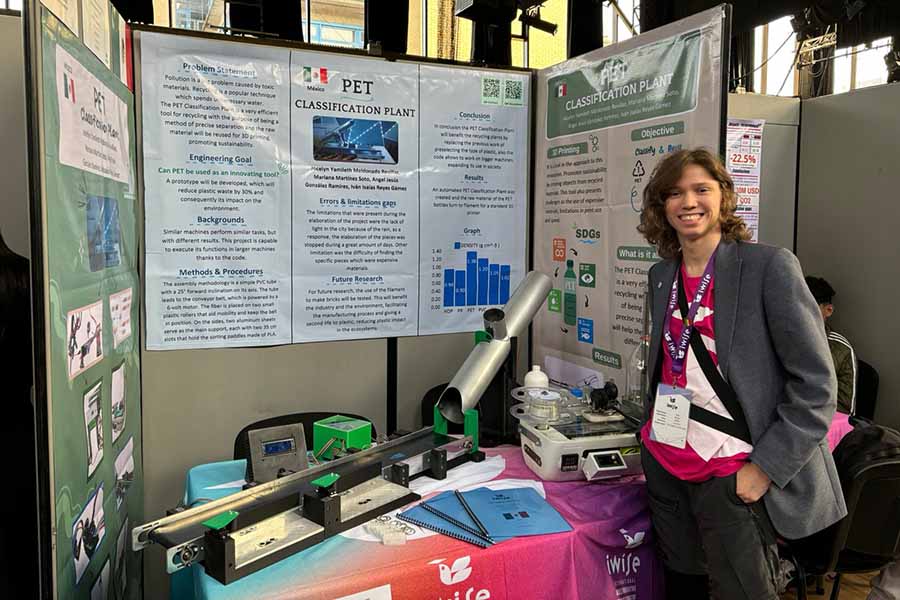 Ángel González, estudiante de PrepaTec Eugenio Garza Sada, en feria de ciencias internacional iWISE, en Londres. 