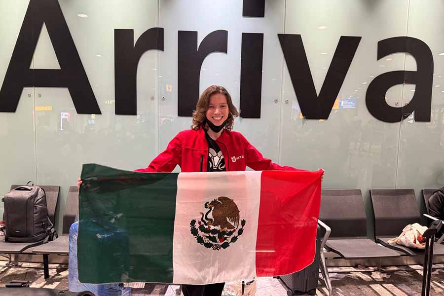 Ángel González, estudiante de PrepaTec Eugenio Garza Sada, en feria de ciencias internacional iWISE, en Londres. 