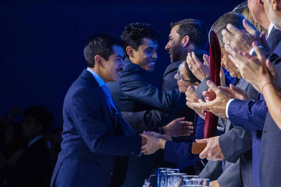 Ángel Solís y Uriel Vega, fundadores de la alianza Yeex-Kukulmat, reciben Premio Eugenio Garza Sada en la categoría Innovación Social Estudiantil.