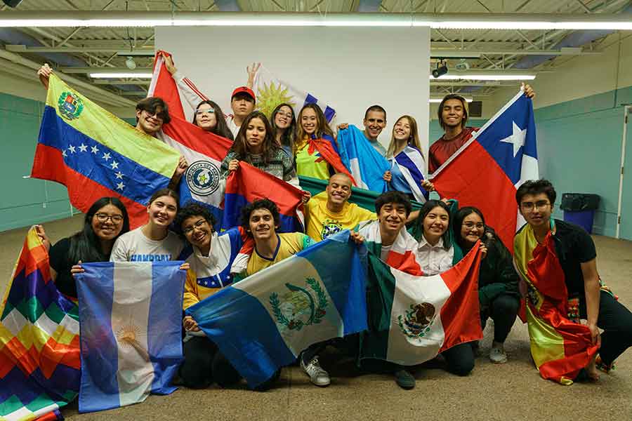 Ángeles Jiménez y estudiantes de UWC en Estados Unidos.