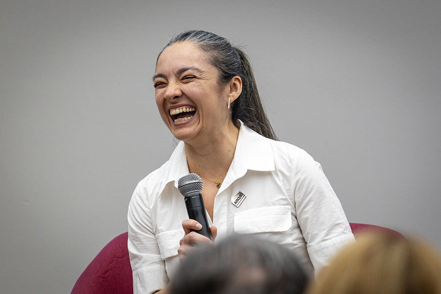 Ang&eacute;lica Trevi&ntilde;o durante el panel
