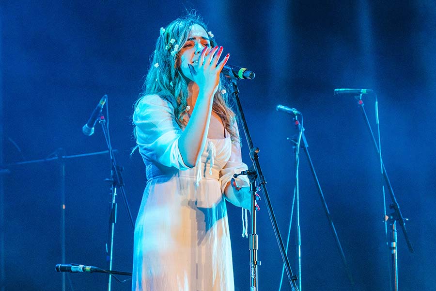 Ana Lucía interpreta una canción propia durante el festival VibrArt