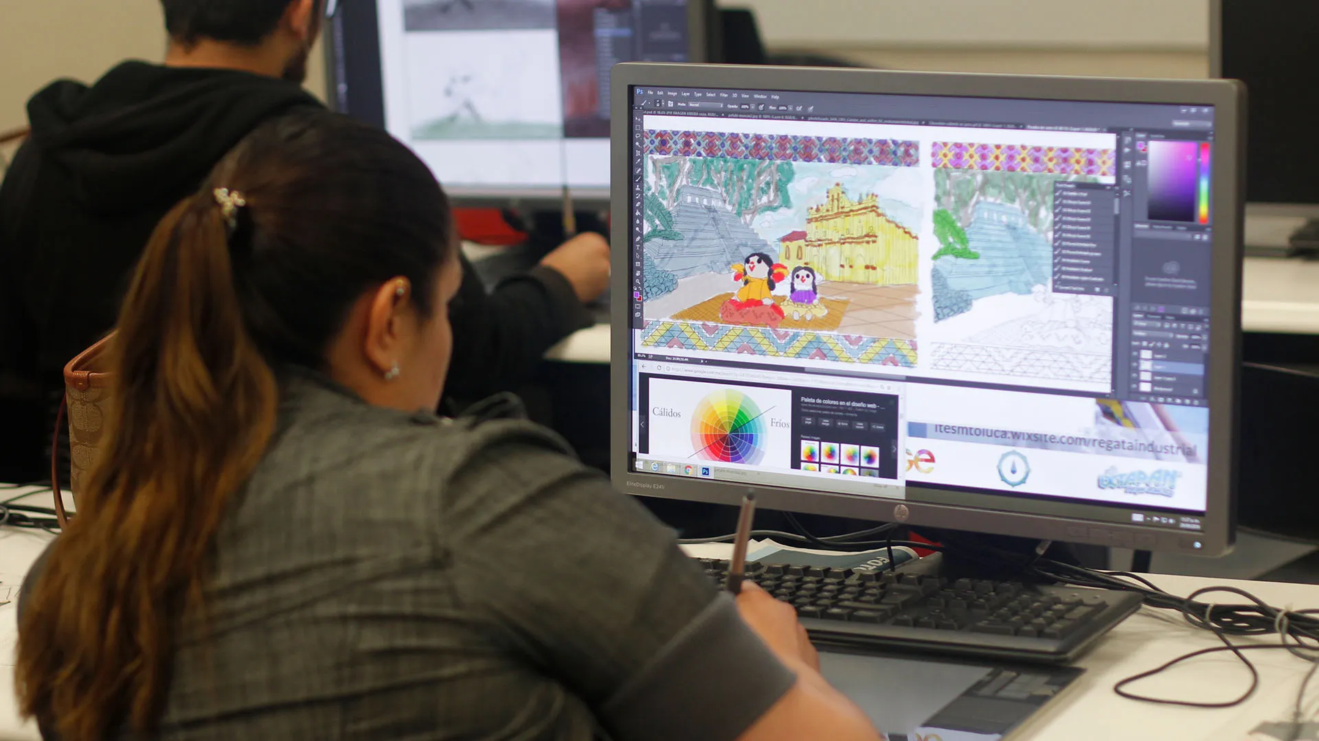 Estudiante trabajando aspectos visuales en proyecto multimedia