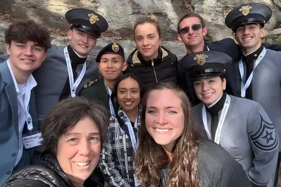 Antonieta compartiendo con cadetes y participantes internacionales.