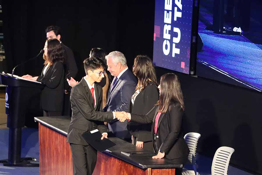 Antonio Carrillo, estudiante que recibió Beca al Talento Académico por parte del campus Monterrey, recibe reconocimiento.