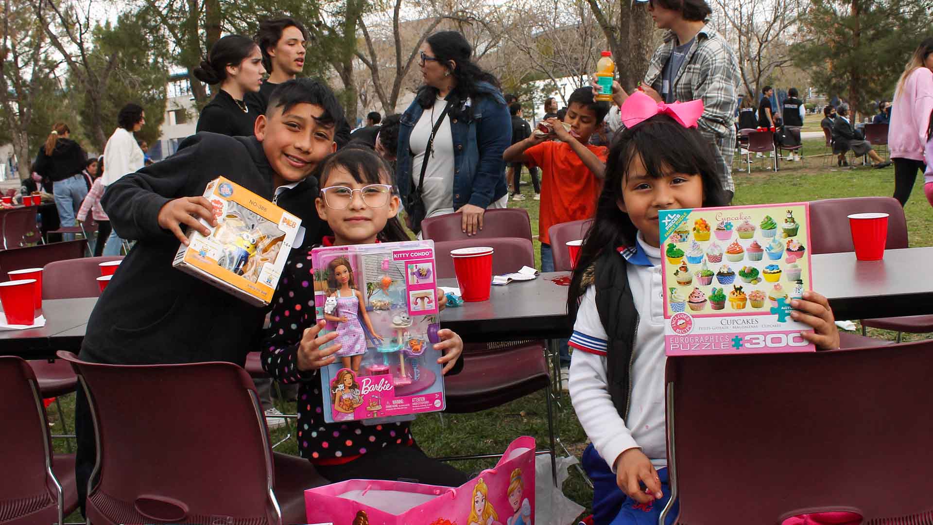 niños de apadrinando corazones con sus regalos 