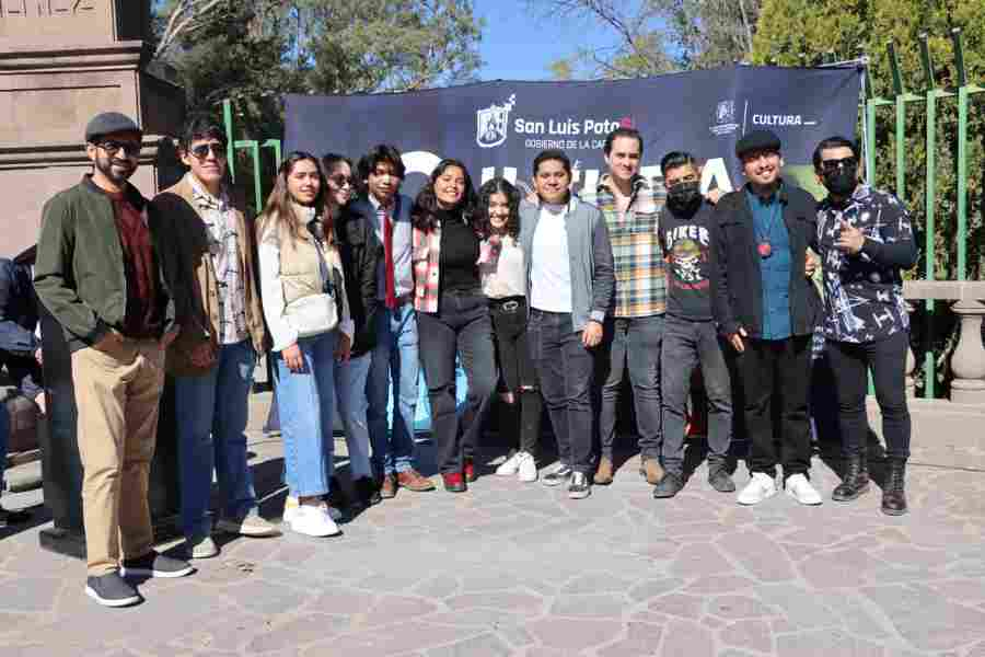 Estudiantes y personalidades posando después de cortar el listón de inauguración.