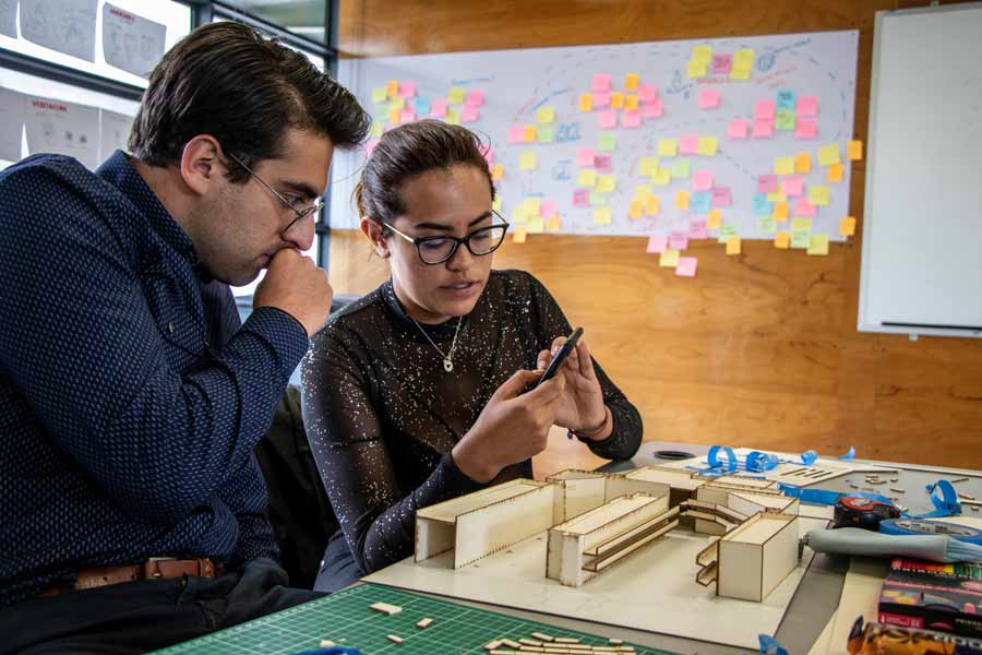 El aprendizaje basado en retos lleva a los estudiantes a buscar resolver problemas del mundo real.