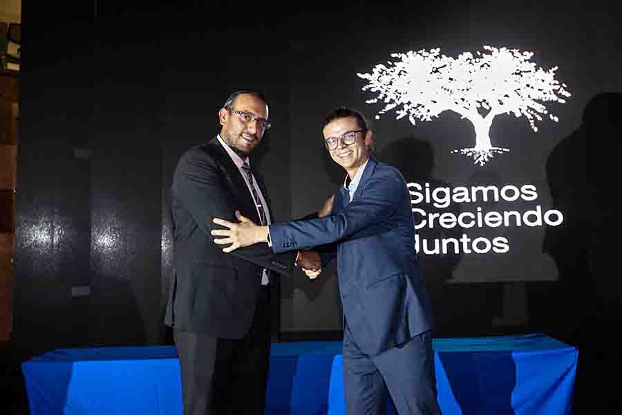 Arnold Martínez, presidente de grupos estudiantiles, con César Álvarez, miembro del consejo de filantropía del campus