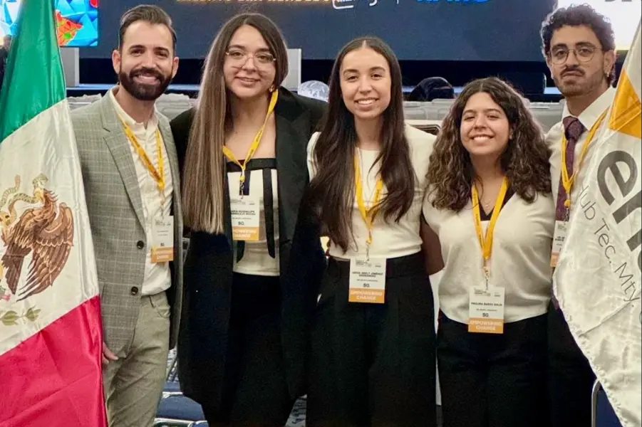 Arely Jim&eacute;nez en Enactus con el equipo AureoBos, ahora MastiREB.