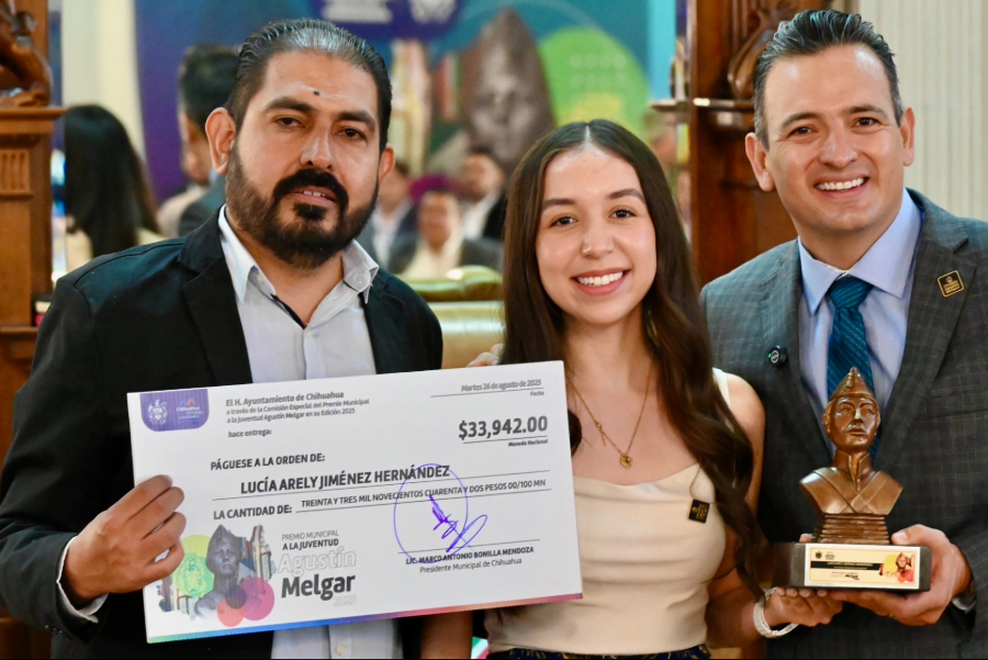 Arely Jiménez sostiene el Premio Agustín Melgar 2025 a la Juventud que otorga el Municipio de Chihuahua