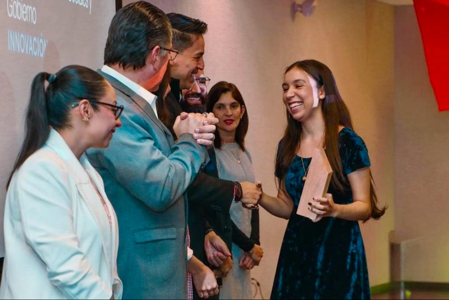 Arely Jiménez recibe premio a la innovación en el Tec campus Chihuahua.