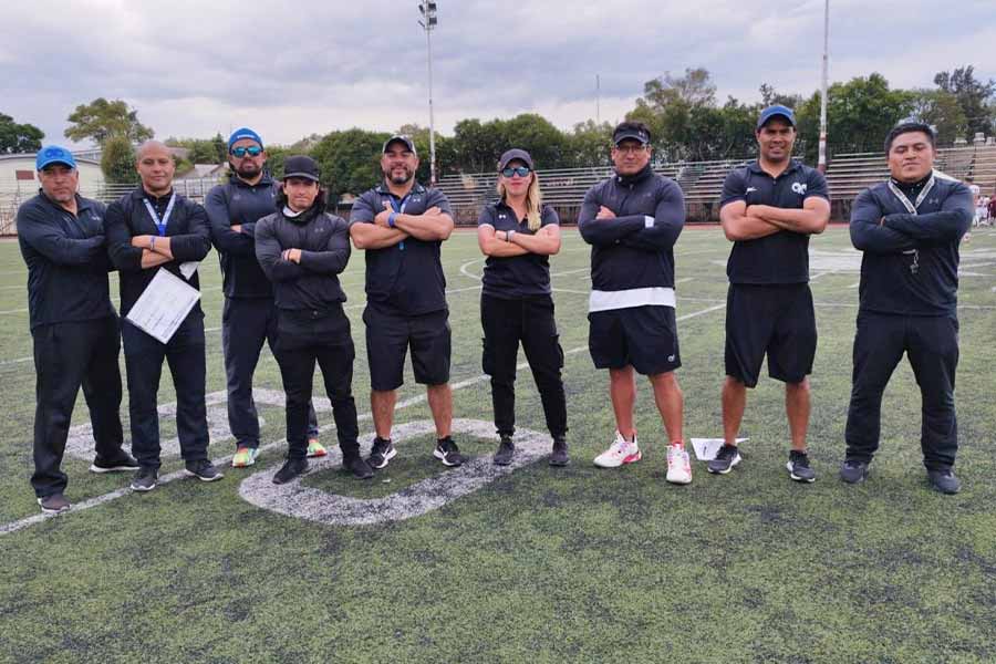 Arely Pérez es coach pionera en el futbol americano colegial en México.