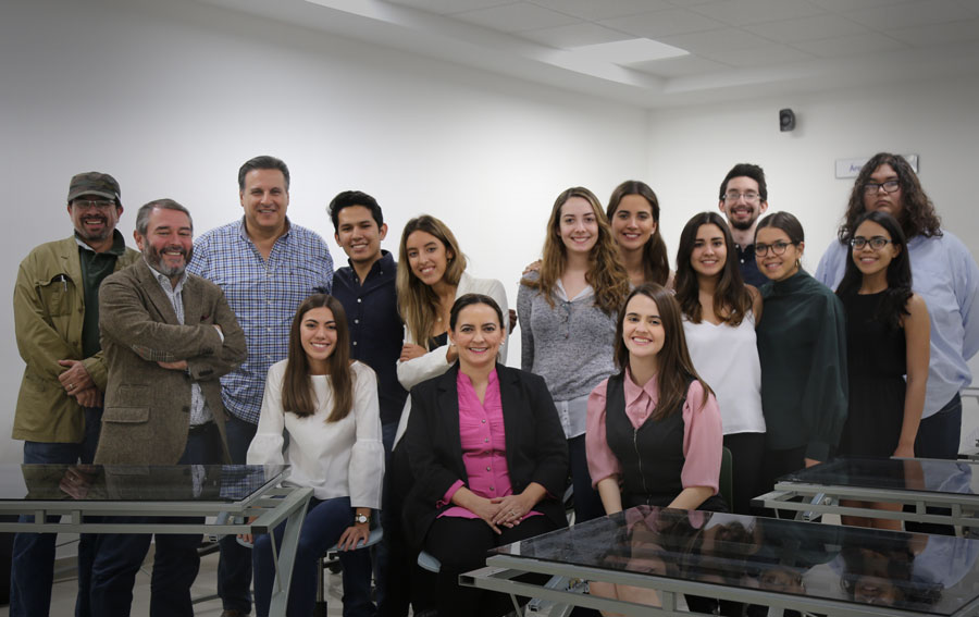 Alumnos presentando sus proyectos