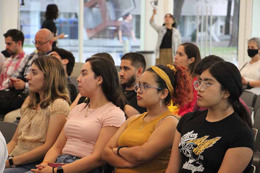 Alumnos asistentes al diálogo Inspira 2022 con Luis Alberto Moreno.