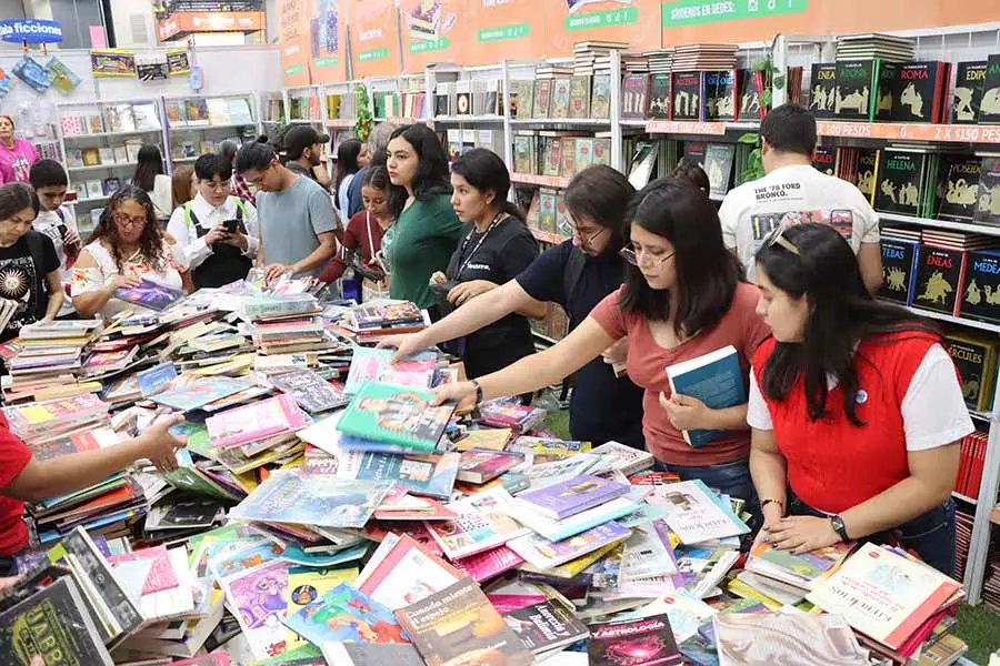 Asistentes a la Feria Internacional del Libro Monterrey 2025.