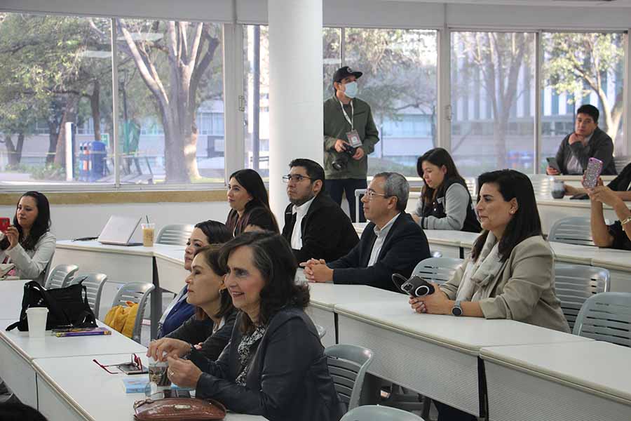 Asistentes a la presentación del libre "Mujeres que brillan, trascienden y transforman".