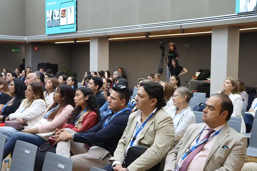 Asistentes al seminario internacional "Crecer, aprender y convivir en la era digital" sobre inteligencia artificial.