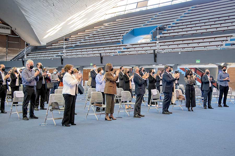 Los asistentes brindaron una ovación al homenajeado al finalizar la ceremonia. 