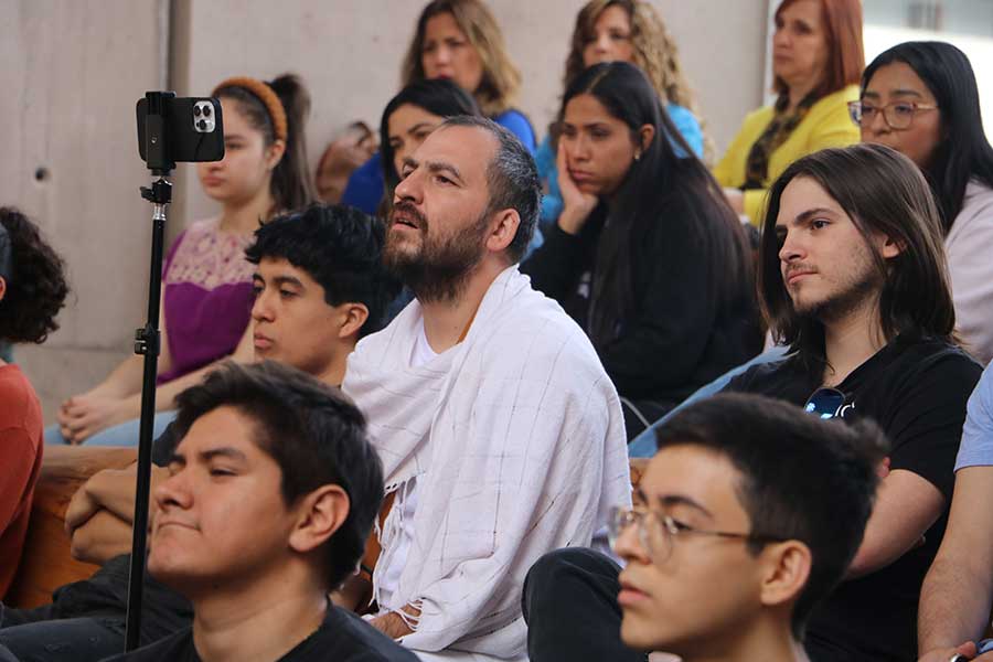 Asistentes a la meditación por el sexto aniversario del Espacio de Reflexión.