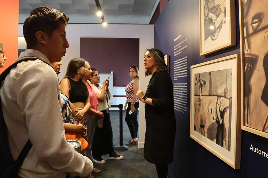 Asistentes recorren la exposición Cuando el hilo se hace red