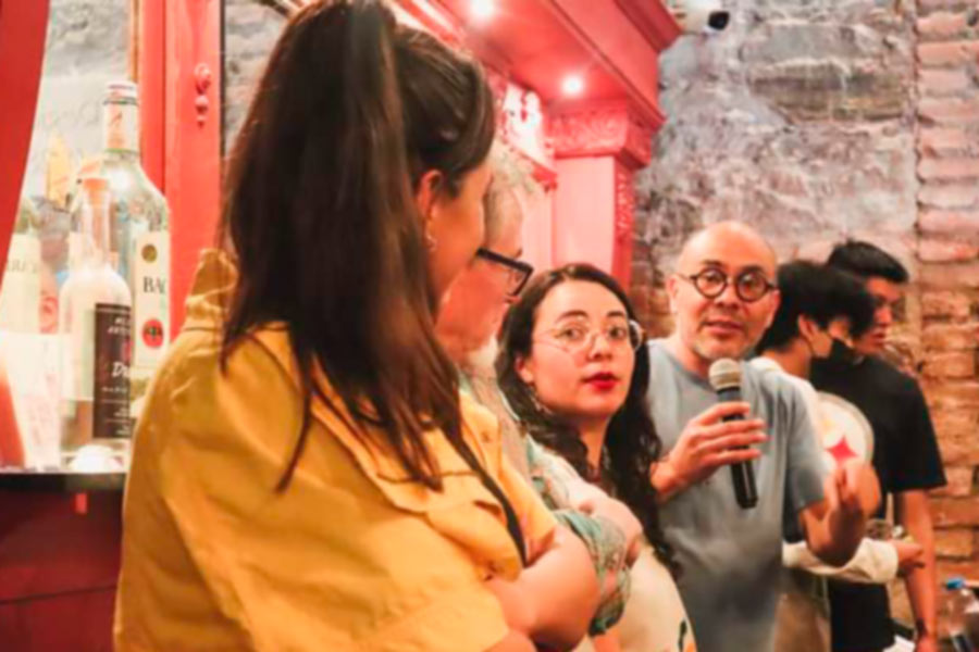 Asistentes dialogando en el evento de presentación del libro "Letras de Pachuca"