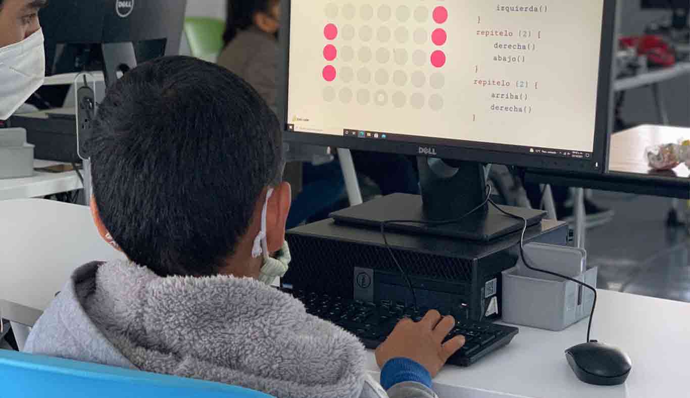 Participante en clase de programación.