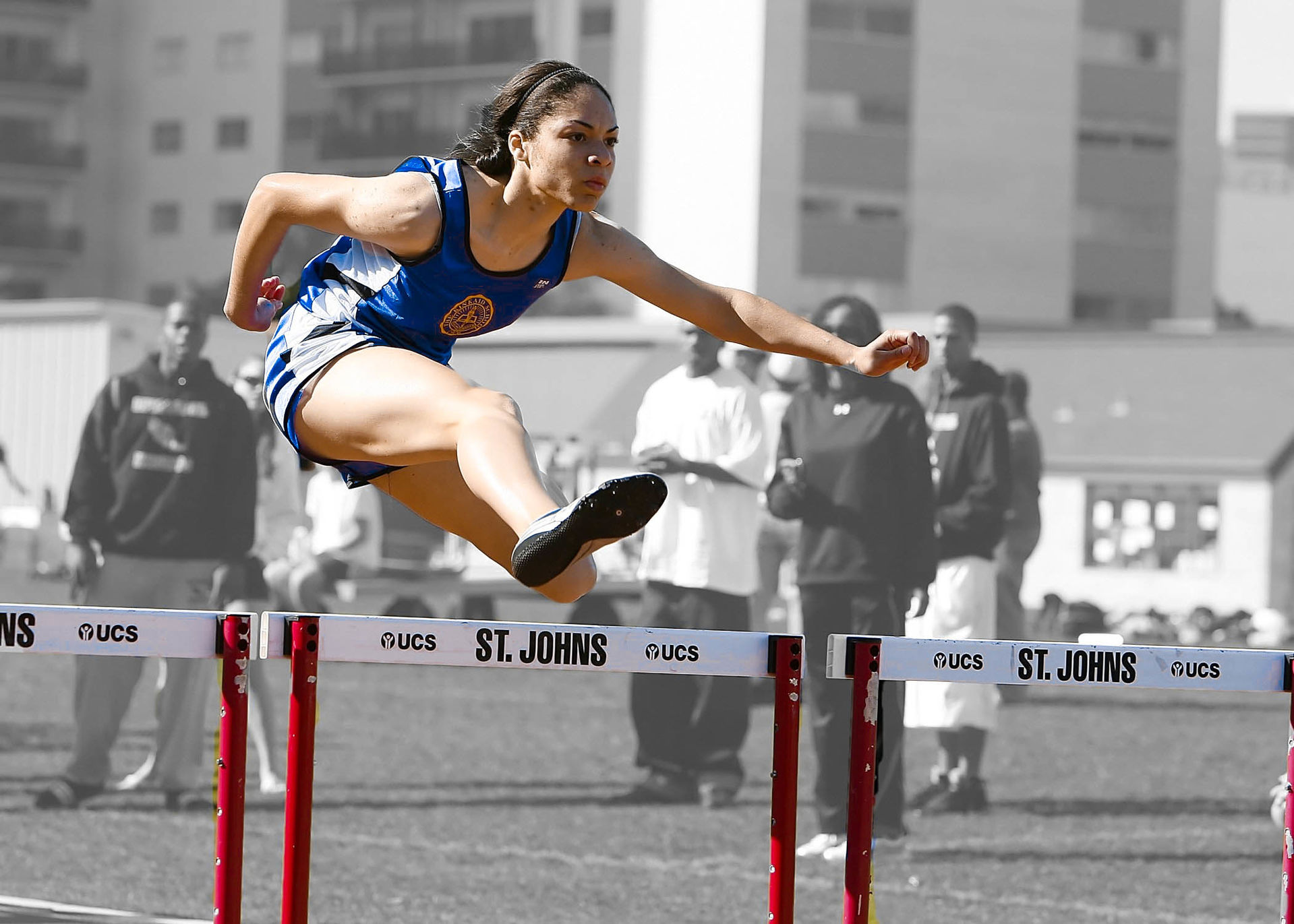 Mujer saltando un obstaculo