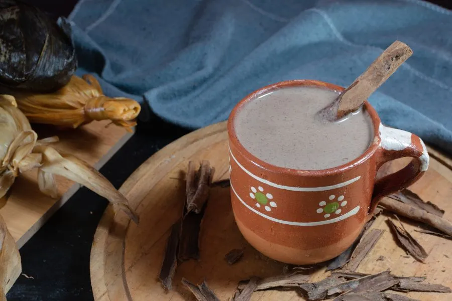 Atole tradicional servido en jarrito de barro con canela, bebida típica de invierno y de las celebraciones navideñas en México.