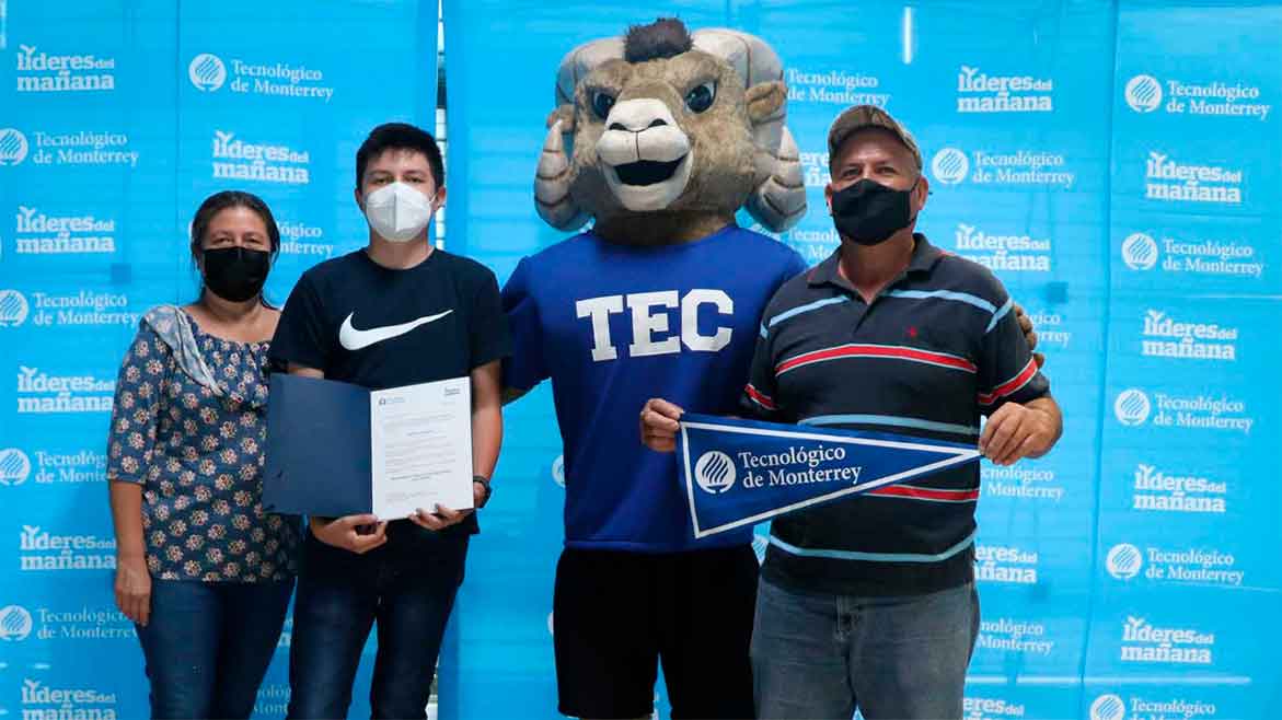 Estudiante recibe beca Líderes del Mañana junto a sus padres y Teus, mascota del Tec de Monterrey, en San Luis Potosí.