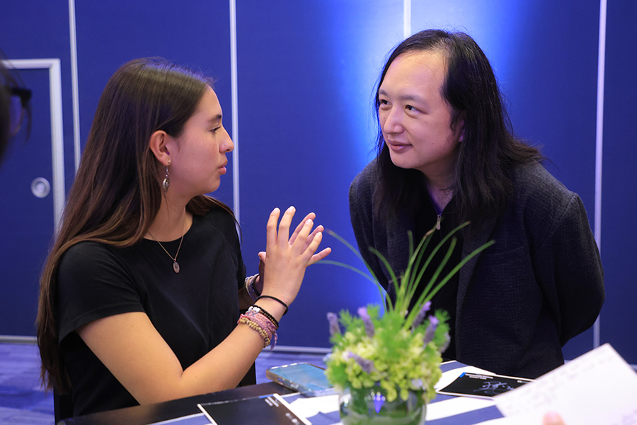 Posterior a su conferencia en el Tec campus Estado de M&eacute;xico, Audrey Tang comparti&oacute; un momento con estudiantes invitados.