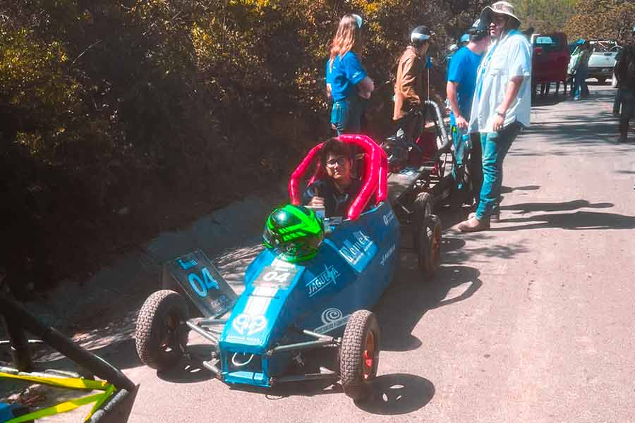 Vehículo de diseño estudiantil impulsado por gravedad listo para la carrera en Mesa de Tablas.