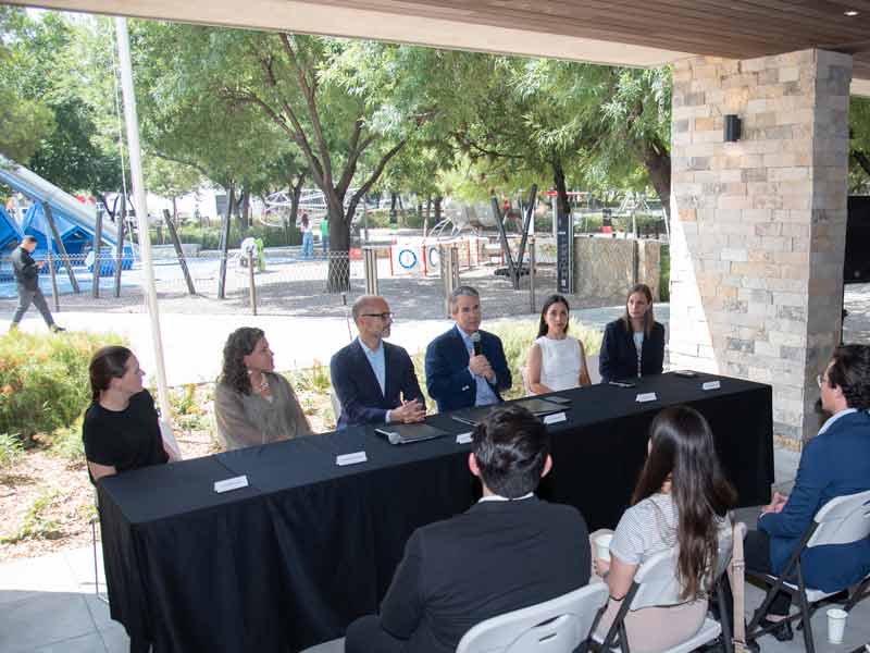 Autoridades de TecSalud y del municipio de San Pedro durante la firma de convenio de colaboración.