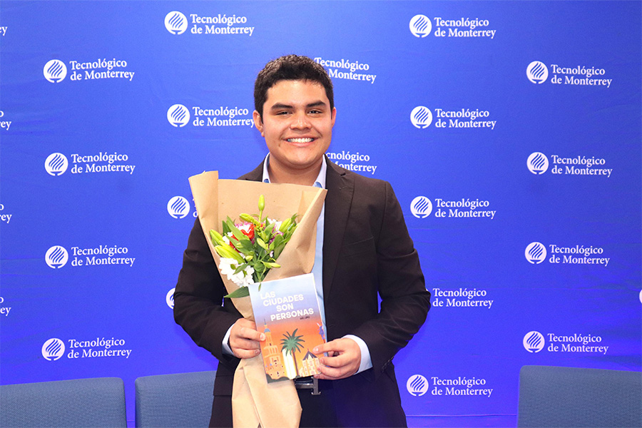 Axel López en su presentación de su libro y poemario Las Ciudades Son Personas