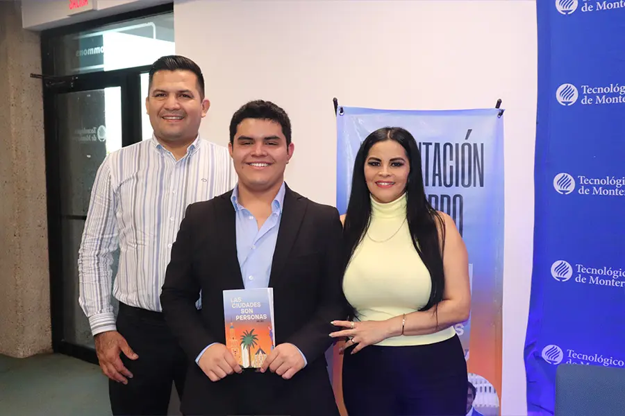 Axel L&oacute;pez en su presentaci&oacute;n de su libro y poemario Las Ciudades Son Personas