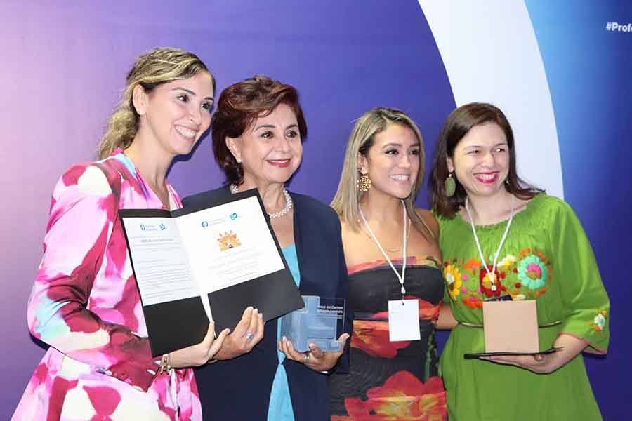 Aydeé García Arzabala, una de las profesoras reconocidas, con exalumnas de Derecho.