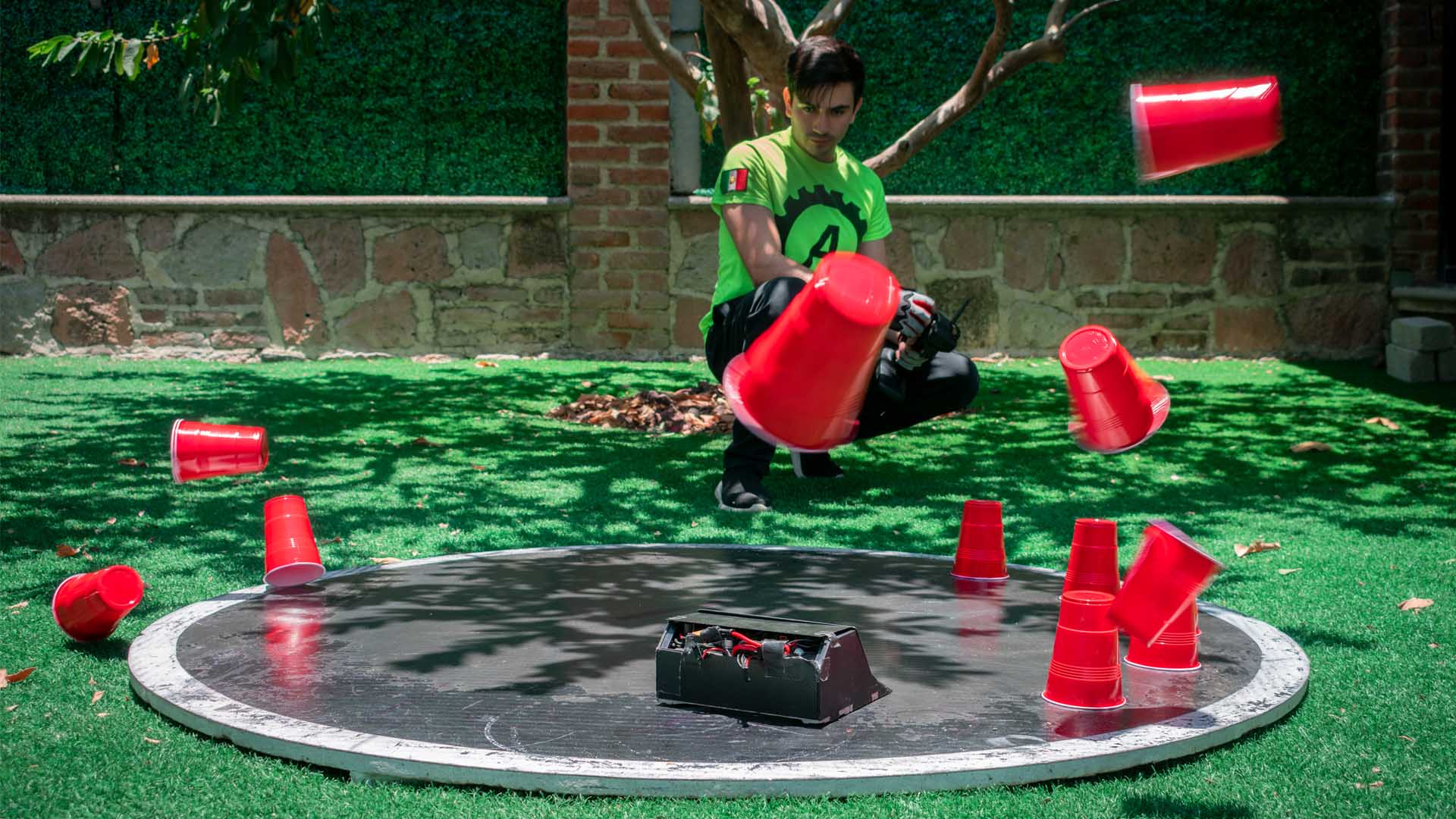 Alejandro Elías estudiantes de mecatrónica manejando el robot rihno a distancia durante competencia de sumo