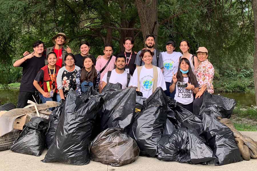 Azucena Colunga y comunidad en limpieza de Río la Silla.