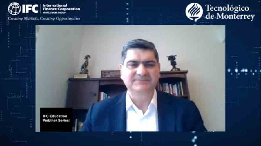 David Garza durante el webinar del Banco Mundial