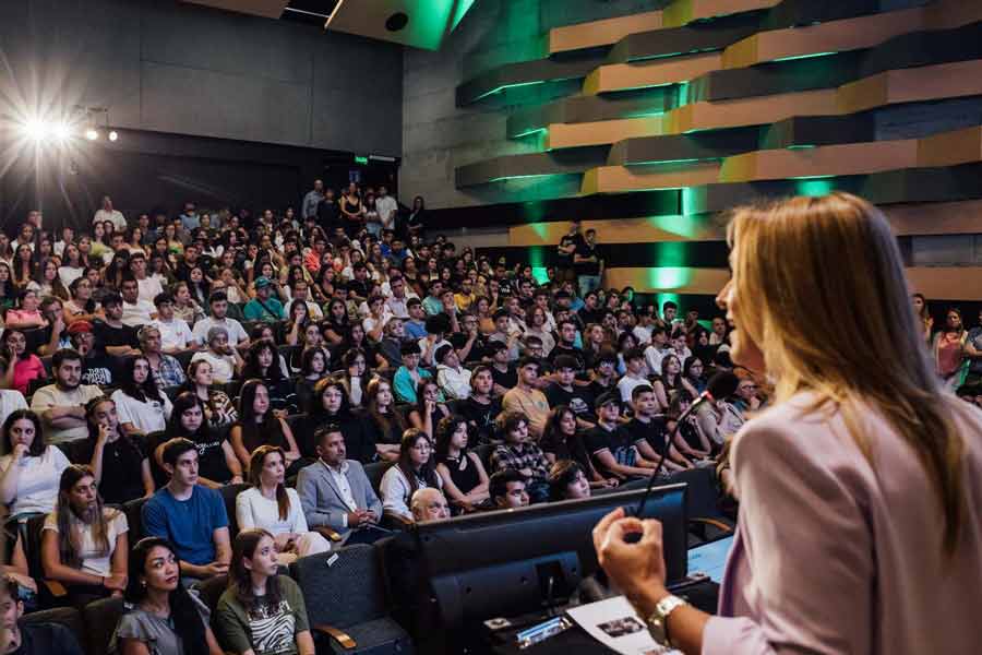 Belén Mendé durante una conferencia.